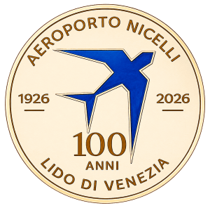 Logo del centenario dell'Aeroporto Nicelli, con la scritta '100 anni' e un aereo stilizzato, Lido di Venezia, 1926-2026.